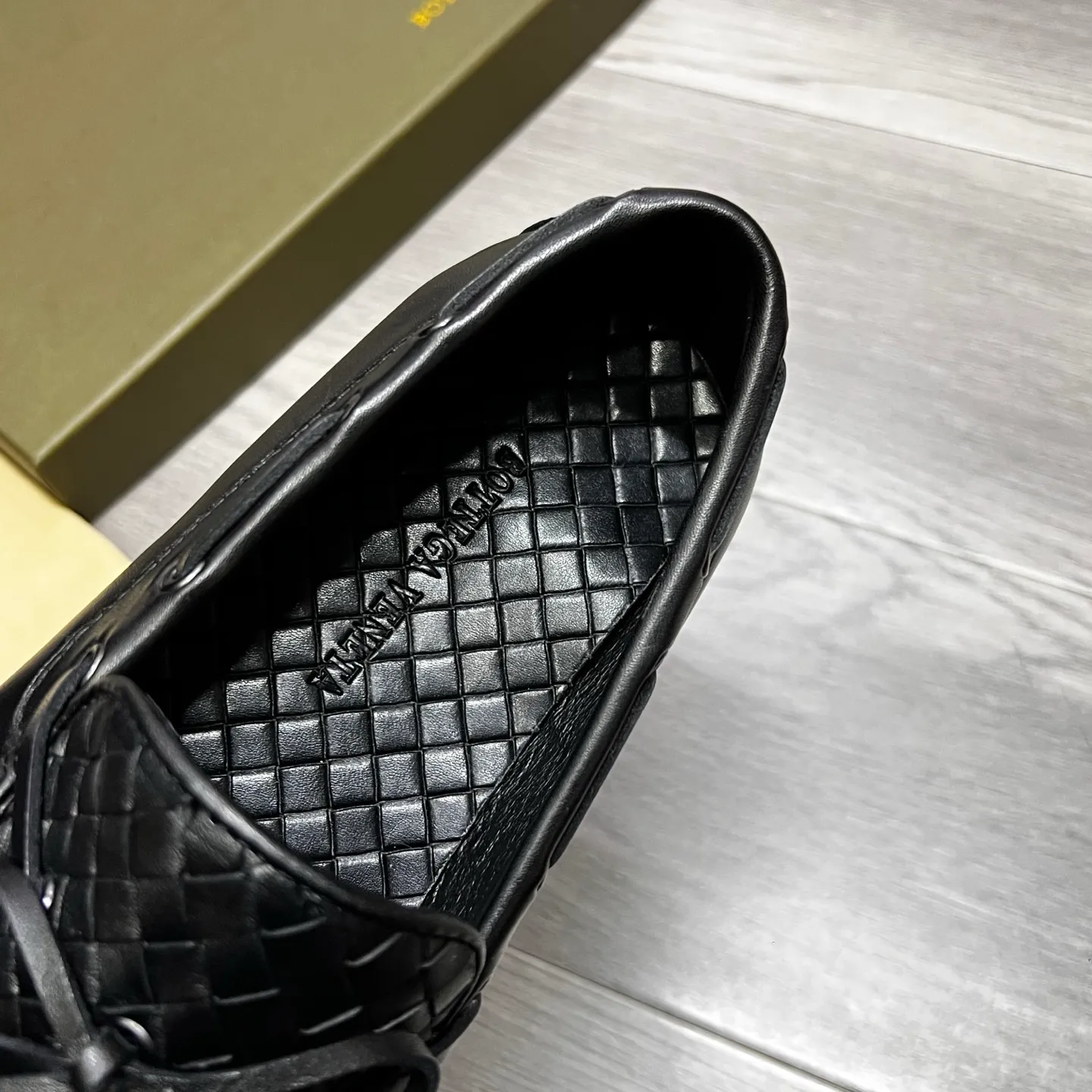 Factory price 480 BV〰️Purely handmade classic men's beanie shoes👉👉driving shoes, slip-on shoes, woven with cowhide imported from Italy, 💕water-dyed cowhide lining, 🔊original outsole, waterproof platform design, comfortable on the feet. A good choice for traveling and driving, two colors available, code number: 38-44, (45 can be customized)